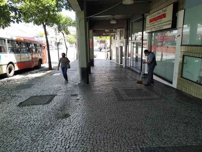 Calçada e galeria do Condomínio Comercial Barroca